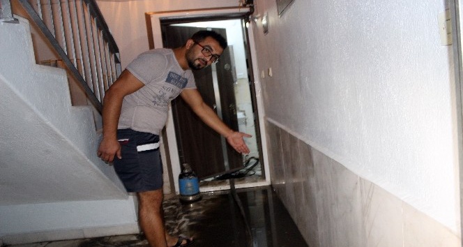 Denizli’de 6 evi kanalizasyon suyu bastı