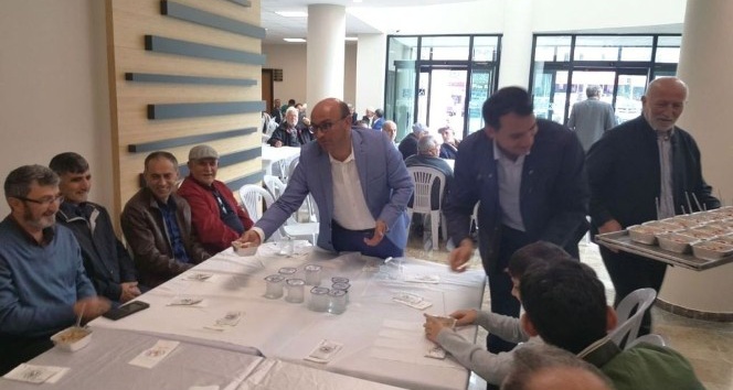 Altınova’da vatandaşlara aşure dağıtıldı