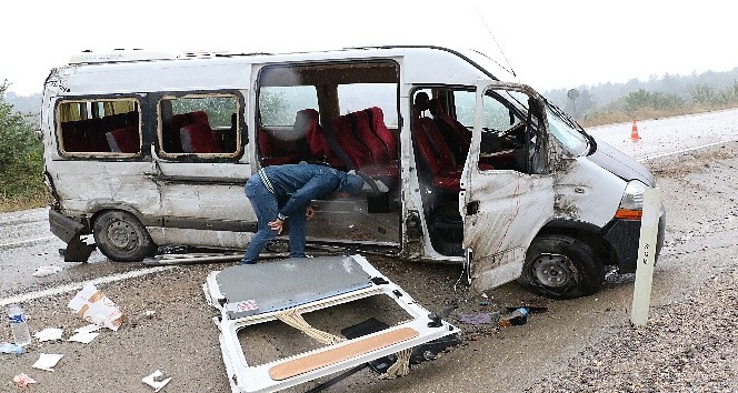 İşçileri taşıyan minibüs devrildi: 16 yaralı