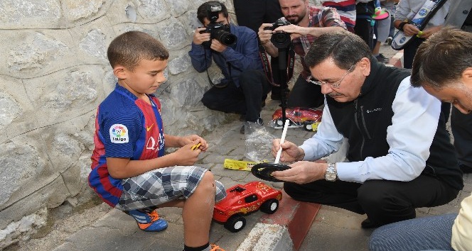 Başkan Gökçek’ten çocuklara hediye sürprizi