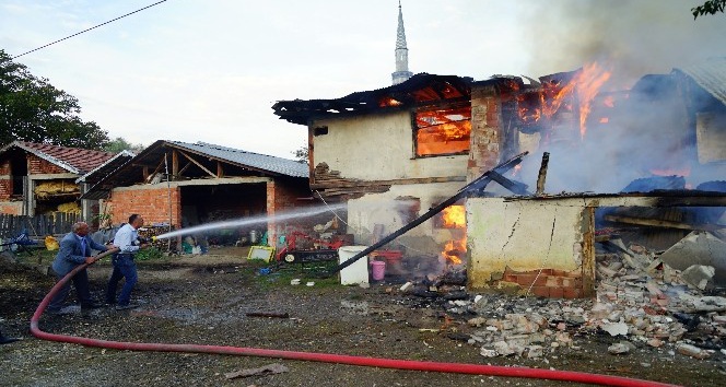 Kastamonu’da çıkan yangında iki aile evsiz kaldı