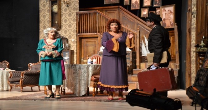 Ünlü Broadway oyunu ’Ahududu’, Biga’da sahnelendi