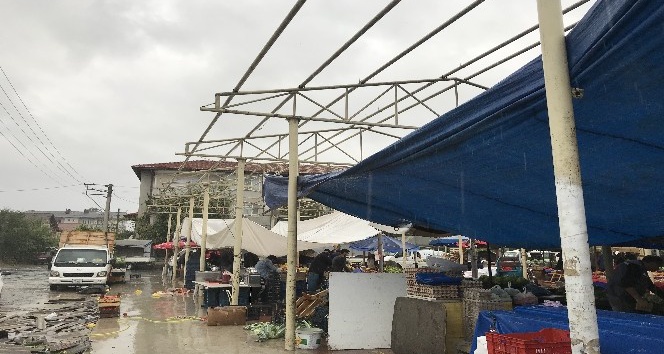 Kapalı pazar yerinde tadilat için sökülen çatı esnafı mağdur etti