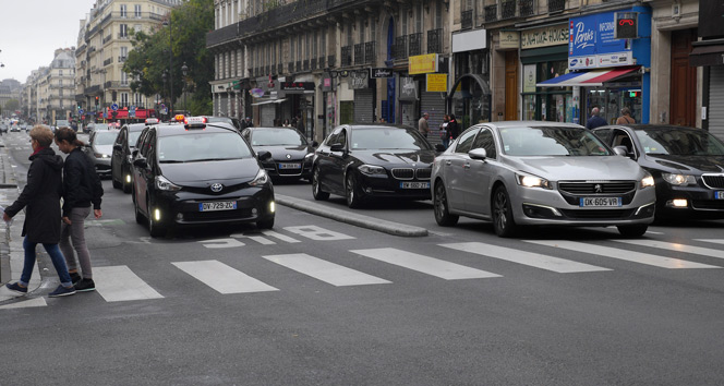 Paris&#039;te sürücüler araba kullanma yasağını ihlal etti