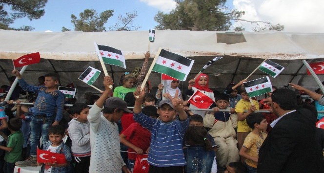 Suriye’de bayrak izdihamı