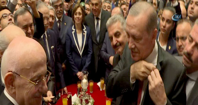 Cumhurbaşkanı Erdoğan ile Bahçeli arasında rozet diyaloğu