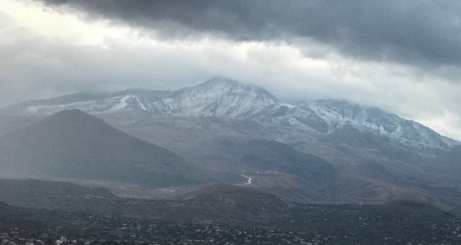 Erciyes Dağı’na karı yağdı