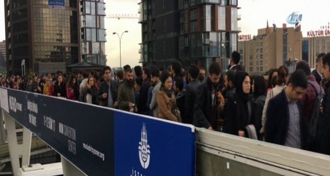 Yenibosna metrobüs durağında insan seli