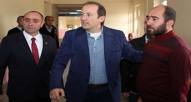Vali Pehlivan, Çatıksu sağlık ocağı ile tedavi gören şehit babası Karakaşoğlu’nu ziyaret etti