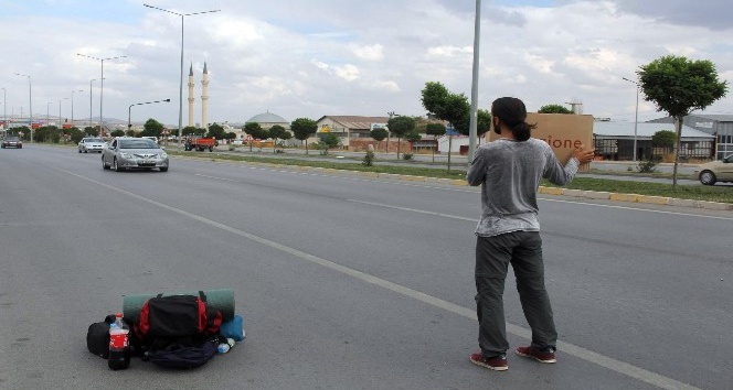 İlahiyat öğrencisi otostop yaparak Türkiye’yi geziyor