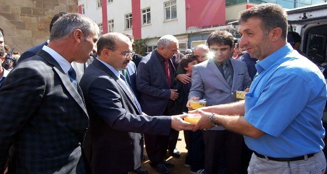 Bitlis Valisi Ustaoğlu, vatandaşlara aşure ikramında bulundu