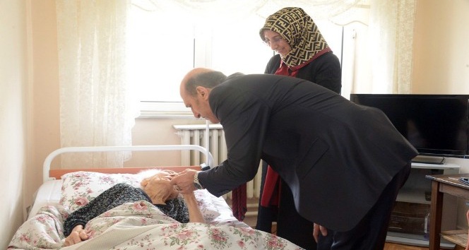 Vali Çiftçi 104 yaşındaki Resmiye nineyi ziyaret etti
