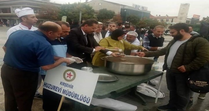 Huzurevi yaşlıları Muharrem ayı nedeni ile aşure yapıp dağıttı