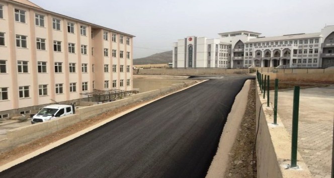 Şırnak belediyesi, okullar bölgesini asfaltladı