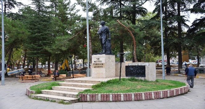 Erbaa Cumhuriyet Meydanı’ndaki Atatürk anıtı yenilenecek