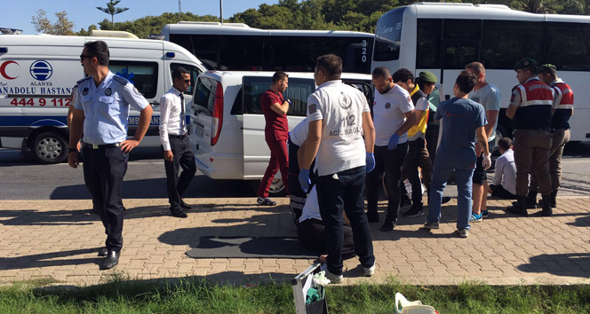 Antalya&#039;da tur minibüsü kazası: 4 yaralı