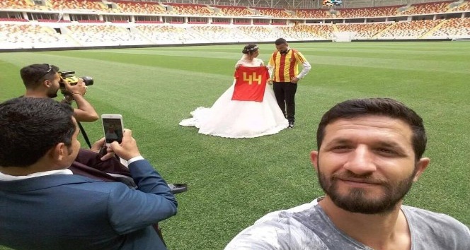 Düğün fotoğraflarını stadyumda çektirdiler