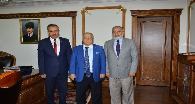 Müftü Arslan ‘Camiler ve Din Görevlileri’ haftası nedeniyle Vali Necati Şentürk’ü ziyaret etti