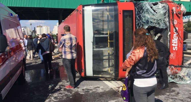 Bahçeşehir'de çift katlı halk otobüsü devrildi