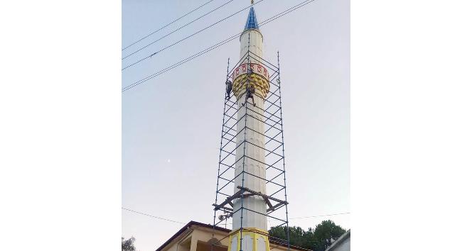 Hasarlı camilerin minareleri yeniden inşa ediliyor