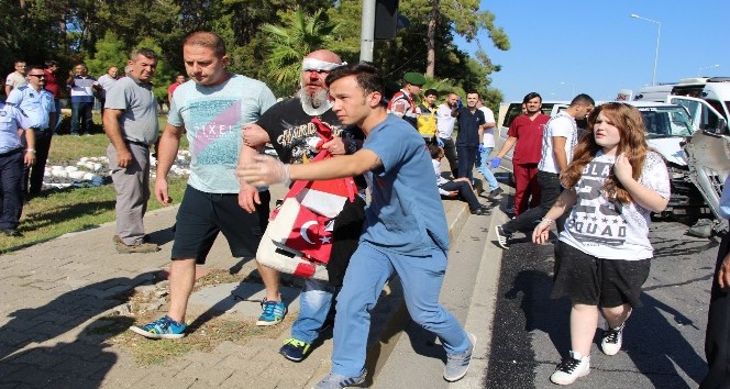 Alman turistlerin kazasında mavi ve kırmızı şeritli ambulans tartışması