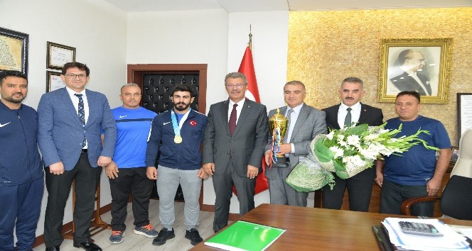 Şekersporlu Milli Güreşçi Fatih Cengiz birincilik kupasını aldı