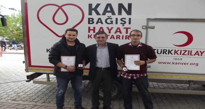 Türk Kızılayına kan bağışında bulunan 43 kişiye madalya