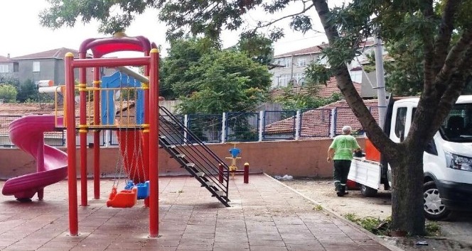 Dilovası Belediyesi’nden okul bahçesine çocuk oyun grubu