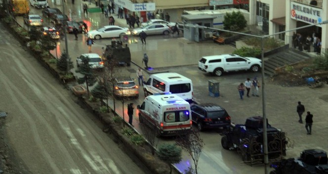 Hakkari’de polis noktasına yıldırım düştü: 2’si polis 3 yaralı