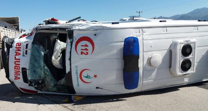 Minik Hamza devrilen ambulanstan burnu kanamadan kurtuldu