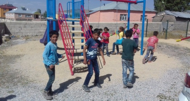 Çaldıran’da 20 çocuk eğlence parkı hizmete sunuldu