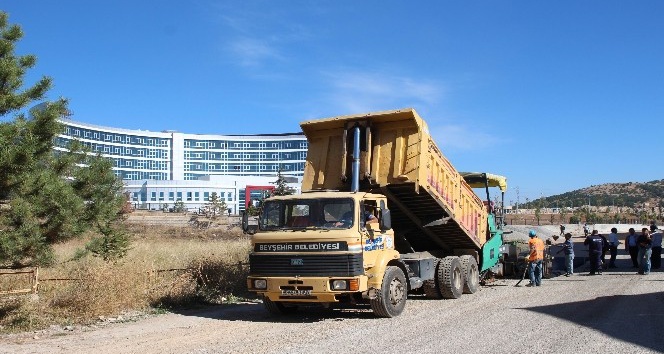 Beyşehir’de yeni hastane yolunda sıcak asfalt