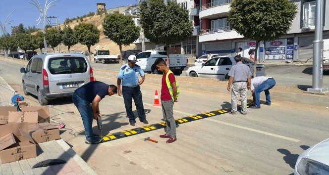 Şırnak Belediyesi, ana caddelere kasis ve ışıklı uyarı levhaları taktı