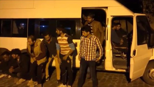 15 kişilik minibüsten 54 kaçak göçmen çıktı