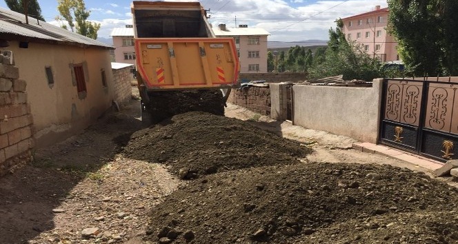 Özalp Belediyesi’nin yol çalışmaları devam ediyor