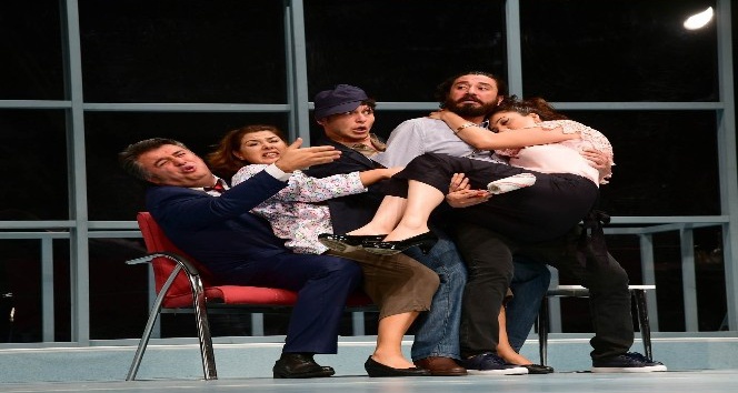 Adana Şehir Tiyatrosu &quot;Boyacı&quot; ile sezonu açtı