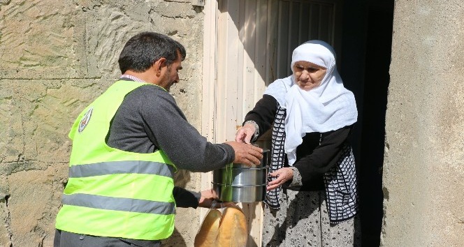 Bitlis’te yaşlı ve kimsesizlere sıcak yemek dağıtımı