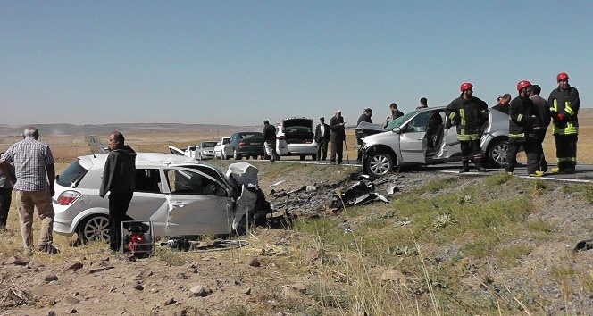 Konya’da iki otomobil kafa kafaya çarpıştı: 2 ölü, 1 yaralı