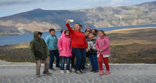 Köy okulu öğrencileri ilk defa Nemrut Krater Gölü’nü gezdi