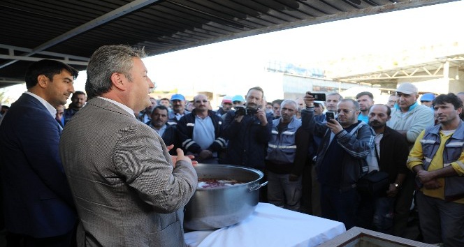 Başkan Palancıoğlu işçilere aşure dağıttı