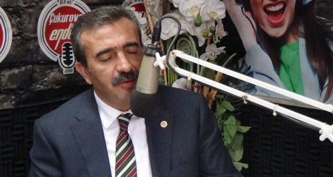 Başkan Çetin radyo programında şarkı söyledi