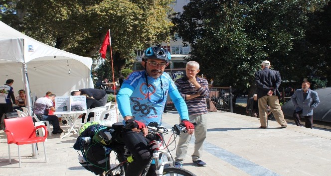 Lösemi hastalığından ölen oğlu için bisikletle 850 kilometre yol katetti