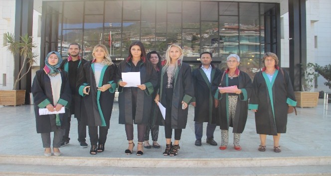 Antalya’daki kadına şiddete avukatlardan tepki
