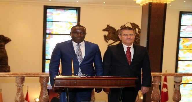 Bakan Canikli, Gana Savunma Bakanı Dominic Nıtıwul ile bir araya geldi