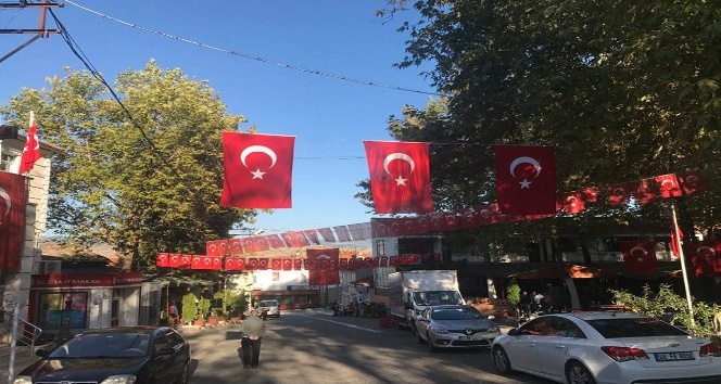 İnhisar Türk bayrakları ile donatıldı