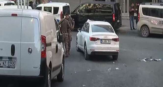 Gaziosmanpaşa’da bir araç uzun namlulu silahla tarandı: 1 ölü, 2 ağır yaralı