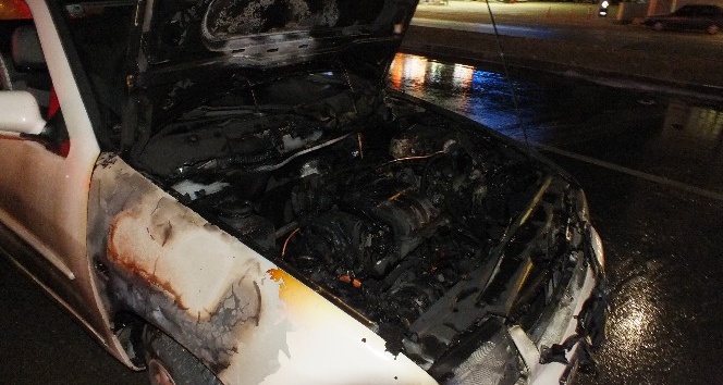 Anamur’da seyir halindeki otomobil alev alev yandı