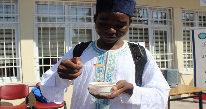 (ÖZEL HABER) Yabancı Müslüman öğrenciler ilk defa aşure yedi