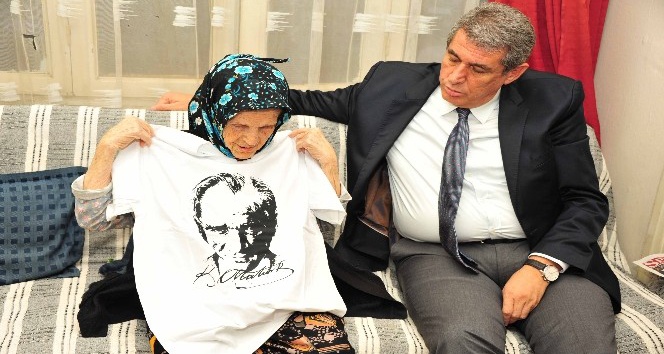 Pakize nine Atatürk tişörtü istemişti, Başkan Çalkaya sürpriz yaptı