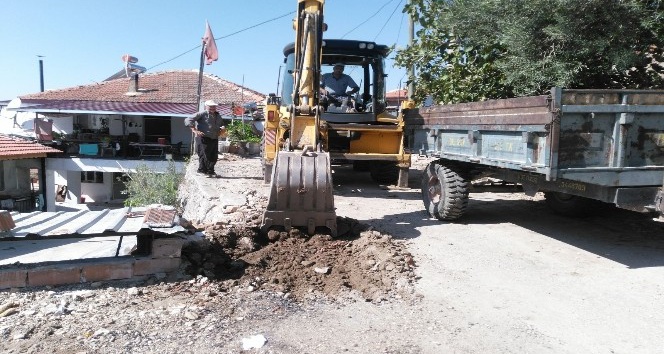 Alaşehir Belediyesi’nden kırsal mahallelerde asfalt çalışması
